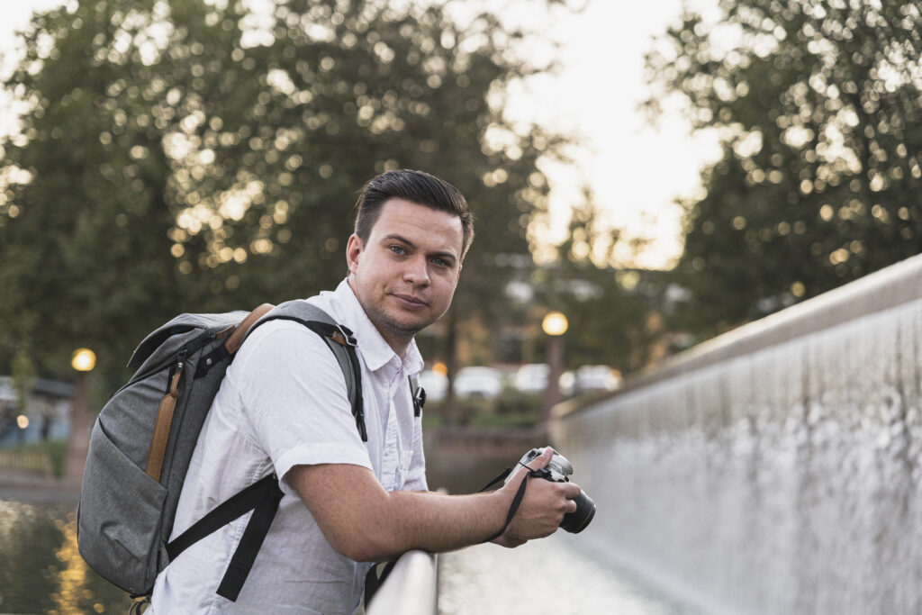 HOMBRE ADULTO CON MOCHILA DE VIAJES